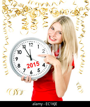 Partytime 2015. fünf vor zwölf. junge schöne Frau mit großen Uhr und Party Dekoration Stockfoto