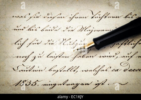 Alter Brief mit kalligraphischen handschriftlichen Text und Vintage Kugelschreiber. Retro-Stil getönten Papierhintergrund Stockfoto