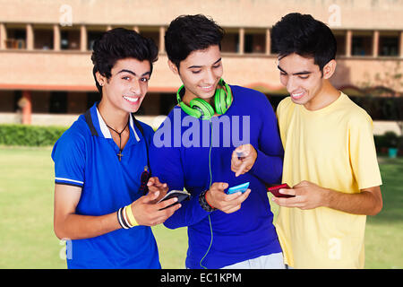 indischen jungen Studenten Freunde Chating Telefon Stockfoto