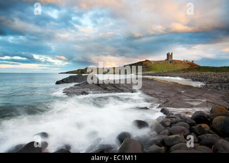 Abendhimmel über Dunstanburgh Castle Northumberland Küste England Stockfoto