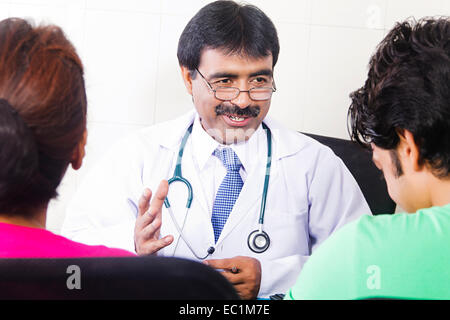 indischer Arzt Klinik Patient Stockfoto