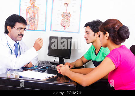 indischer Arzt Klinik Patient Stockfoto