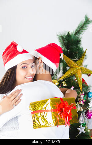 indische paar Christmas Festival Überraschungsgeschenk Stockfoto