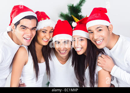 indische Freunde Weihnachtsfest genießen Stockfoto