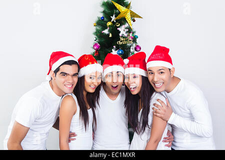 indische Freunde Weihnachtsfest genießen Stockfoto