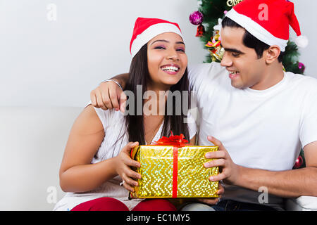 indische paar Weihnachtsfestival Überraschungs-Geschenk Stockfoto