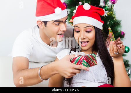 indische paar Weihnachtsfestival Überraschungs-Geschenk Stockfoto