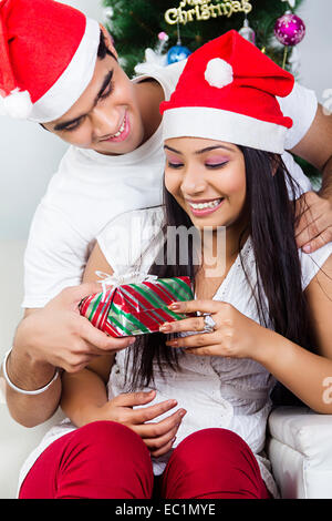 indische paar Weihnachtsfestival Überraschungs-Geschenk Stockfoto