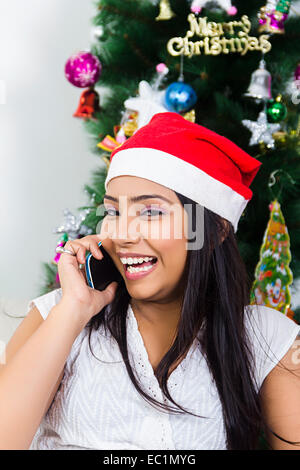 eine Inderin Christmas Festival sprechen Telefon Stockfoto