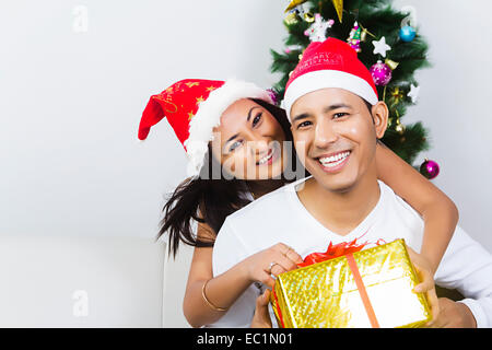 indische paar Weihnachtsfestival Überraschungs-Geschenk Stockfoto