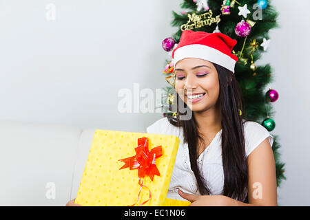 eine Inderin Weihnachtsfestival Überraschungs-Geschenk Stockfoto