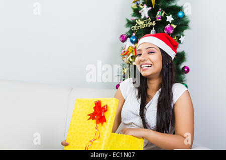 eine Inderin Weihnachtsfestival Überraschungs-Geschenk Stockfoto