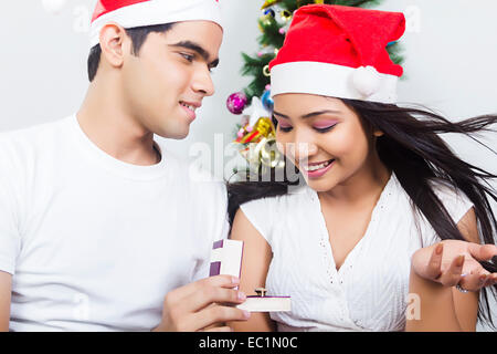 indische paar Weihnachtsfestival Überraschungs-Geschenk Stockfoto