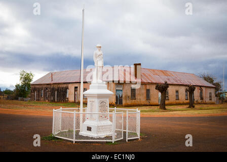 Old Commercial Hotel und Krieg-Denkmal in Wyandra, Outback Queensland Stockfoto