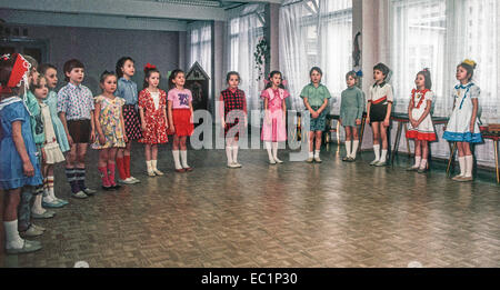 Musik-Klasse führt russische Volkslieder und Tänze im Kindergarten #44, St. Petersburg, Russland. Stockfoto