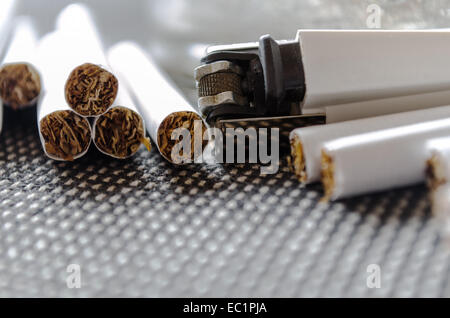 Aschenbecher und Feuerzeug auf einem dunklen Hintergrund closeup Stockfoto