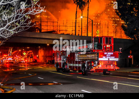 Los Angeles CA, USA 8. Dezember 2014 Feuerwehrleute bei einem großen Mehrfamilienhaus Feuer in der Innenstadt von Los Angeles die wichtigen Autobahnen herunterzufahren. Bildnachweis: Chester Brown/Alamy Live-Nachrichten Stockfoto