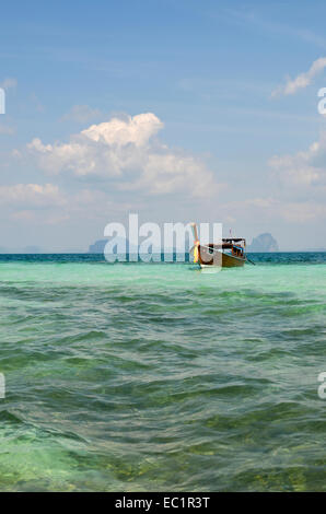 Thai Longtail-Boot Segeln in einem wunderschönen türkisfarbenen Meer, mit einem blauen Himmel, Koh Ngai, Thailand Stockfoto
