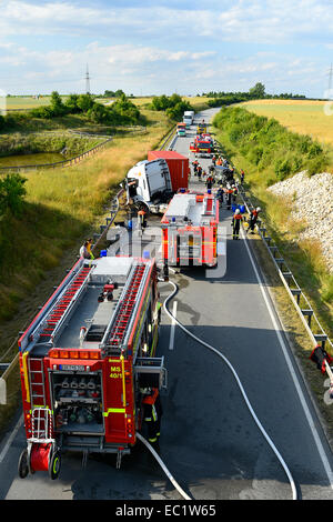 Feuerwehr-Betrieb, tödlichen Verkehrsunfalls, frontalen Zusammenstoß zwischen einem Audi und LKW, Flughafen-Tangente Ost Stockfoto