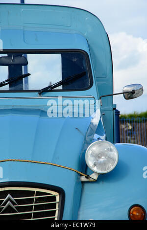 Blaue Citroen 2 CV Van Stockfoto