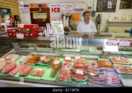 Illinois, Mittlerer Westen, Edwardsville, Hauptstraße, Frozen Foods, Metzger, innen, Fleisch, Produkte, Vitrine, Verkauf, Erwachsene Erwachsene Männer, Besucher reisen Stockfoto