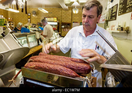 Illinois Edwardsville, Main Street, Frozen Foods, Metzger, innen, Fleisch, Wurst, Verkauf, Männer männlich, wiegen, Waage, IL140902007 Stockfoto