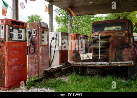 Illinois Staunton, Main Street, historische Highway Route 66, Henry's Ra66it Ranch, alte Gaspumpen, Benzin, Antiquitäten, Lastwagen, Americana, Kaninchen, IL140902052 Stockfoto