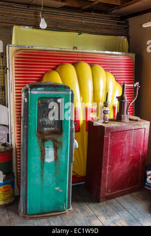 Illinois, Mittlerer Westen, Mount Mt. Olive, historische Autobahn Route 66, Soulsby's Service Station, Gas Benzin Benzinpumpen, Shell, Schild, Logo, innen, Besucher Stockfoto