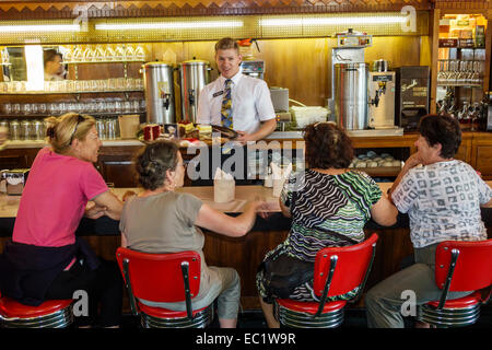 Illinois Litchfield, historische Autobahn Route 66, das Ariston Cafe, Restaurant Restaurants Essen Essen Café Cafés, innen, Frau weibliche Frauen, Freund Stockfoto