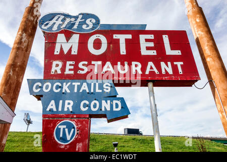 Illinois Farmersville, historische Autobahn Route 66, Motelschild, alt, Arts Art's Motel, Restaurant Restaurants Essen Essen Café Cafés, Neon, IL140902098 Stockfoto
