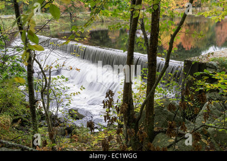 Den östlichen Zweig der Swift River fließt auf den Ausbau-Stausee Stockfoto