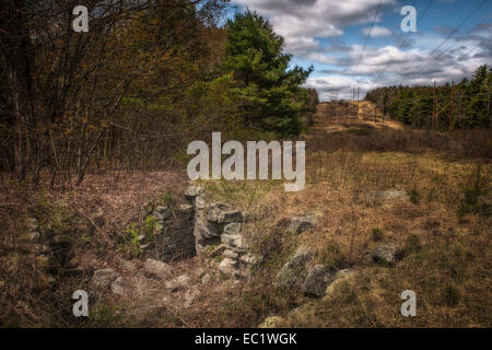 Das Arthur Davis Residenz Keller Loch an der Ausbau Reservoir, New Salem, Massachusetts. Stockfoto