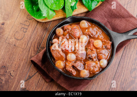 Gulasch-Fleisch in einer Pfanne erhitzen Stockfoto