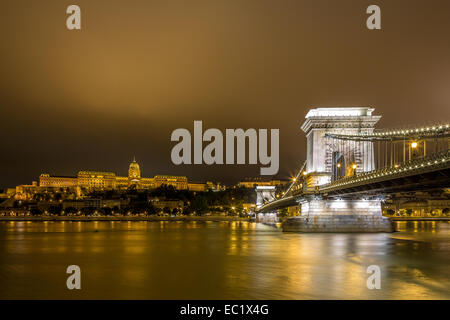 Kettenbrücke in Budapest über die Donau in der Nacht mit Königspalast Stockfoto