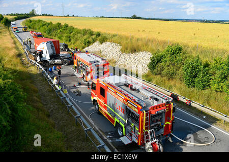 Feuerwehr-Betrieb, tödlichen Verkehrsunfalls, frontalen Zusammenstoß zwischen einem Audi und LKW, Flughafen-Tangente Ost Stockfoto