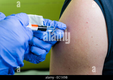 Injektion von Medizin in einen Arm, Berlin, Deutschland Stockfoto