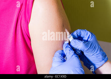 Injektion von Medizin in einen Arm, Berlin, Deutschland Stockfoto