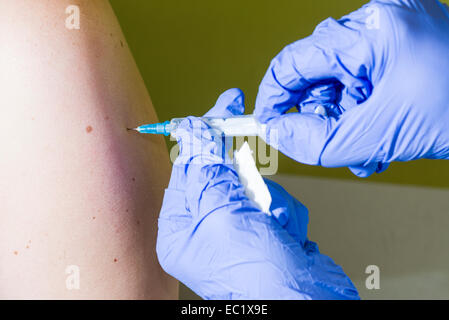 Injektion von Medizin in einen Arm, Berlin, Deutschland Stockfoto