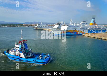 Hafen von Pilot Schiff vor Fähren, Fähre, Olbia, Provinz von Olbia-Tempio, Sardinien, Italien Stockfoto