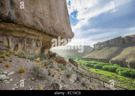 Blick von der Cueva de las Manos das Tal des Rio pinturas, Santa Cruz, Argentinien Stockfoto