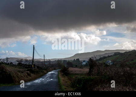 Ardara, County Donegal, Irland. 8. Dezember 2014. Eine Pause in Gewitterwolken nach einer durchzechten Nacht starker Regen, Blitz und Donner mit mehr von der gleichen für die nächste Woche erwartet. Bildnachweis: Richard Wayman/Alamy Live-Nachrichten Stockfoto