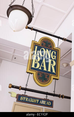 Ein Zeichen in der Long Bar im Raffles Hotel in Singapur Stockfoto