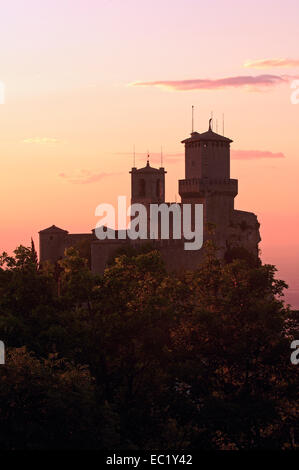 Rocca Guaita Turm bei Sonnenuntergang, Monte Titano, San Marino, Republik San Marino, Italien, Europa Stockfoto