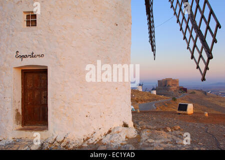 Windmühlen und die Burg der Ritter von St. Johannes von Jerusalem, Consuegra, Provinz Toledo, Route des Don Quijote Stockfoto