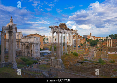 Tempel des Vespasian und Titus, Septimius Severus-Bogen, Tempel des Saturn, Forum Romanum, Rom, Latium, Italien Stockfoto