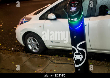 Elektroauto aufgeladen auf der Straße, London, Vereinigtes Königreich Stockfoto