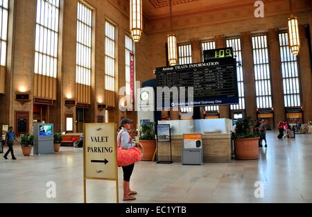 PHILADELPHIA, PA: Die grosse Halle mit AMTRAK Zug Informationen Plakatwand bei Philadelphias 30th Street Station