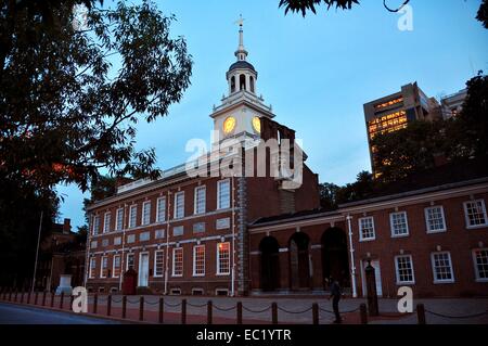 PHILADELPHIA, PENNSYLVANIA: Die Nordfassade von 1732-1753 Independence Hall mit seiner Clocktower und Kuppel betrachtet in der Dämmerung Stockfoto