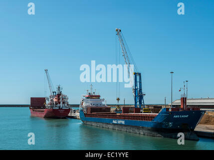 Schiff, geladen mit Kohle, Fracht Hafen von Livorno, Toskana, Italien Stockfoto