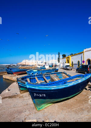 Angelboote/Fischerboote vor der Sqala De La Kasbah, Malecon von der alten Stadt von Essaouira, Medina, UNESCO-Weltkulturerbe Stockfoto